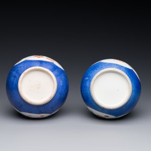 A pair of Chinese famille verte powder-blue-ground triple gourd 'antiquities' vases, Kangxi — 照片 3