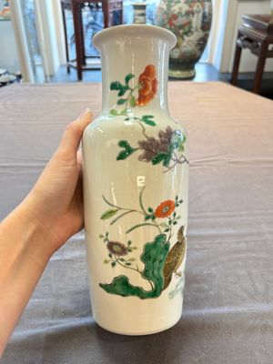 A pair of Chinese famille verte 'quails in blossoming landscape' rouleau vases, 19th C. — foto 1