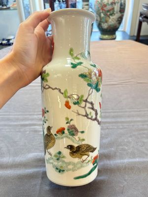 A pair of Chinese famille verte 'quails in blossoming landscape' rouleau vases, 19th C. — foto 2