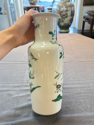 A pair of Chinese famille verte 'quails in blossoming landscape' rouleau vases, 19th C. — foto 4