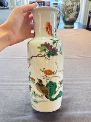 A pair of Chinese famille verte 'quails in blossoming landscape' rouleau vases, 19th C. — foto 9