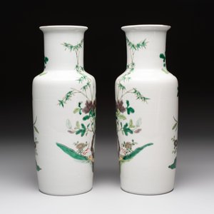 A pair of Chinese famille verte 'quails in blossoming landscape' rouleau vases, 19th C. — foto 3