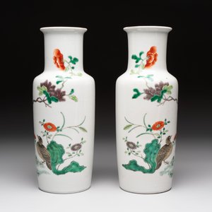 A pair of Chinese famille verte 'quails in blossoming landscape' rouleau vases, 19th C. — foto 4