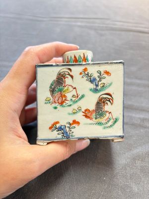 A pair of Chinese famille verte rectangular 'fighting roosters' tea caddies, Kangxi — 照片 1