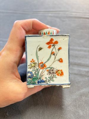 A pair of Chinese famille verte rectangular 'fighting roosters' tea caddies, Kangxi — 照片 2