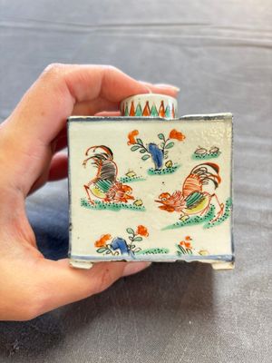A pair of Chinese famille verte rectangular 'fighting roosters' tea caddies, Kangxi — 照片 3