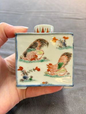 A pair of Chinese famille verte rectangular 'fighting roosters' tea caddies, Kangxi — 照片 7