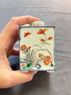 A pair of Chinese famille verte rectangular 'fighting roosters' tea caddies, Kangxi — 照片 8