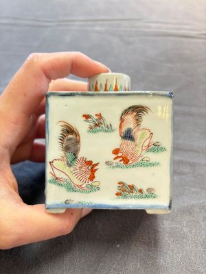 A pair of Chinese famille verte rectangular 'fighting roosters' tea caddies, Kangxi — 照片 9