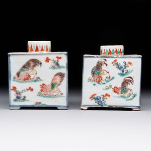 A pair of Chinese famille verte rectangular 'fighting roosters' tea caddies, Kangxi — 照片 1