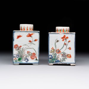 A pair of Chinese famille verte rectangular 'fighting roosters' tea caddies, Kangxi — 照片 2