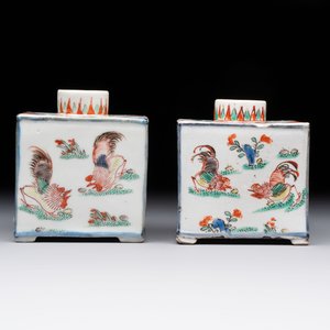 A pair of Chinese famille verte rectangular 'fighting roosters' tea caddies, Kangxi — 照片 3