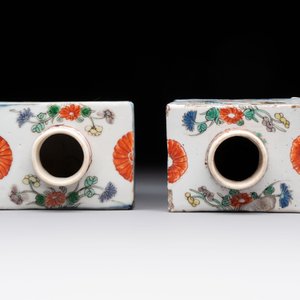 A pair of Chinese famille verte rectangular 'fighting roosters' tea caddies, Kangxi — 照片 5
