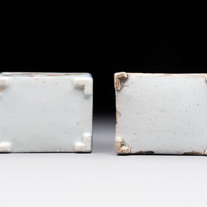 A pair of Chinese famille verte rectangular 'fighting roosters' tea caddies, Kangxi — 照片 6