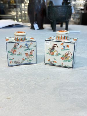 A pair of Chinese famille verte rectangular tea caddies and covers with fighting roosters, Kangxi — photo 1