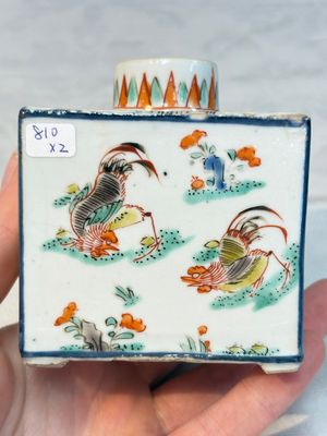 A pair of Chinese famille verte rectangular tea caddies and covers with fighting roosters, Kangxi — photo 12
