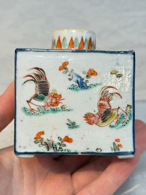 A pair of Chinese famille verte rectangular tea caddies and covers with fighting roosters, Kangxi — photo 14
