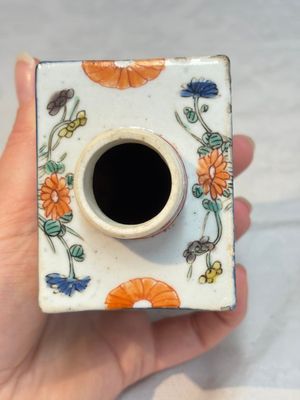 A pair of Chinese famille verte rectangular tea caddies and covers with fighting roosters, Kangxi — photo 16