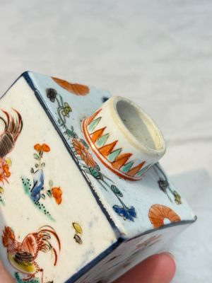 A pair of Chinese famille verte rectangular tea caddies and covers with fighting roosters, Kangxi — photo 17