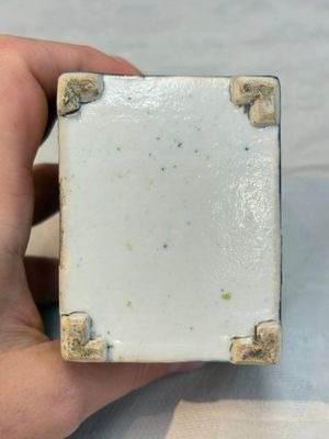 A pair of Chinese famille verte rectangular tea caddies and covers with fighting roosters, Kangxi — photo 18