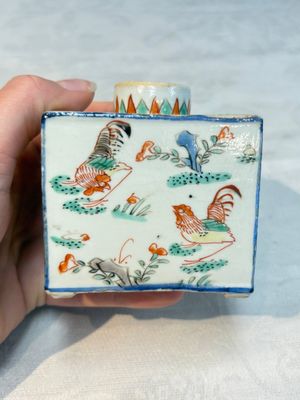 A pair of Chinese famille verte rectangular tea caddies and covers with fighting roosters, Kangxi — photo 2