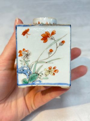 A pair of Chinese famille verte rectangular tea caddies and covers with fighting roosters, Kangxi — photo 3
