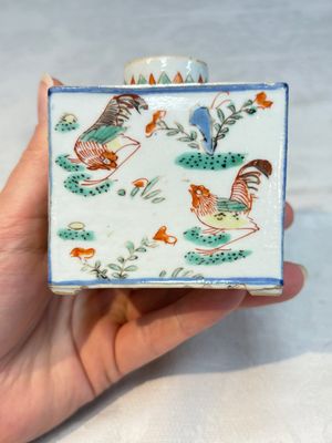 A pair of Chinese famille verte rectangular tea caddies and covers with fighting roosters, Kangxi — photo 4