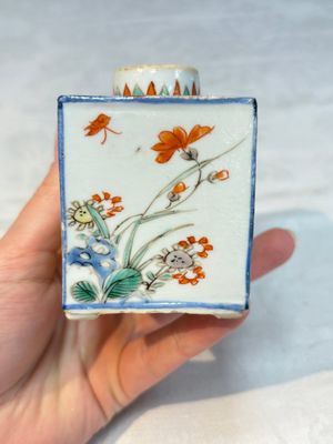 A pair of Chinese famille verte rectangular tea caddies and covers with fighting roosters, Kangxi — photo 5