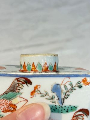 A pair of Chinese famille verte rectangular tea caddies and covers with fighting roosters, Kangxi — photo 7