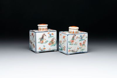 A pair of Chinese famille verte rectangular tea caddies and covers with fighting roosters, Kangxi