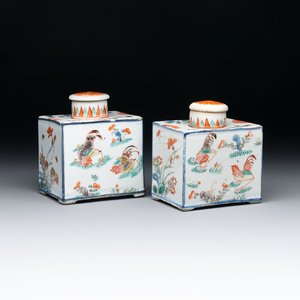 A pair of Chinese famille verte rectangular tea caddies and covers with fighting roosters, Kangxi — photo 1
