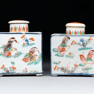 A pair of Chinese famille verte rectangular tea caddies and covers with fighting roosters, Kangxi — photo 2
