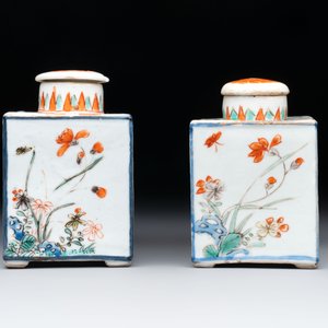 A pair of Chinese famille verte rectangular tea caddies and covers with fighting roosters, Kangxi — photo 3