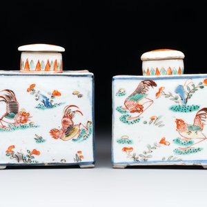 A pair of Chinese famille verte rectangular tea caddies and covers with fighting roosters, Kangxi — photo 4