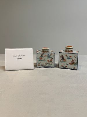A pair of Chinese famille verte rectangular tea caddies and covers with fighting roosters, Kangxi — photo 1