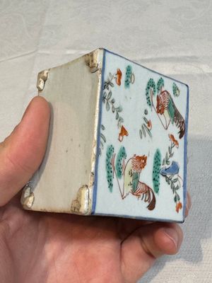 A pair of Chinese famille verte rectangular tea caddies and covers with fighting roosters, Kangxi — photo 11