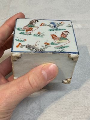 A pair of Chinese famille verte rectangular tea caddies and covers with fighting roosters, Kangxi — photo 13