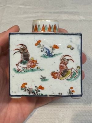 A pair of Chinese famille verte rectangular tea caddies and covers with fighting roosters, Kangxi — photo 17