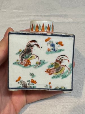 A pair of Chinese famille verte rectangular tea caddies and covers with fighting roosters, Kangxi — photo 19