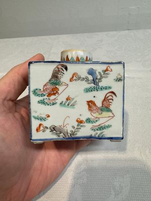 A pair of Chinese famille verte rectangular tea caddies and covers with fighting roosters, Kangxi — photo 2