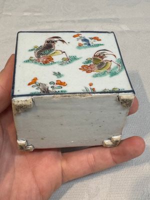 A pair of Chinese famille verte rectangular tea caddies and covers with fighting roosters, Kangxi — photo 26