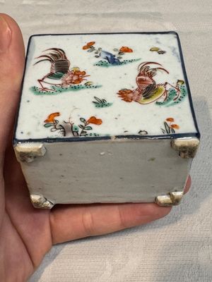 A pair of Chinese famille verte rectangular tea caddies and covers with fighting roosters, Kangxi — photo 28