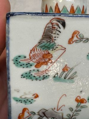 A pair of Chinese famille verte rectangular tea caddies and covers with fighting roosters, Kangxi — photo 3