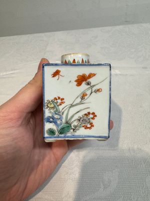 A pair of Chinese famille verte rectangular tea caddies and covers with fighting roosters, Kangxi — photo 4