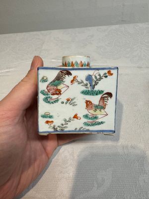 A pair of Chinese famille verte rectangular tea caddies and covers with fighting roosters, Kangxi — photo 5