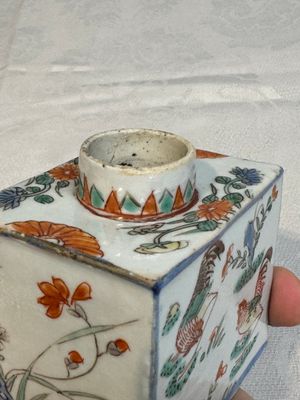 A pair of Chinese famille verte rectangular tea caddies and covers with fighting roosters, Kangxi — photo 9