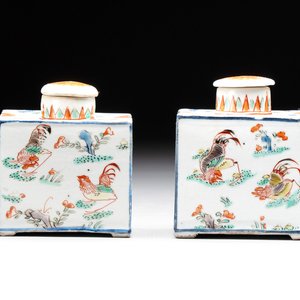 A pair of Chinese famille verte rectangular tea caddies and covers with fighting roosters, Kangxi — photo 1