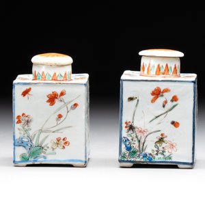 A pair of Chinese famille verte rectangular tea caddies and covers with fighting roosters, Kangxi — photo 2