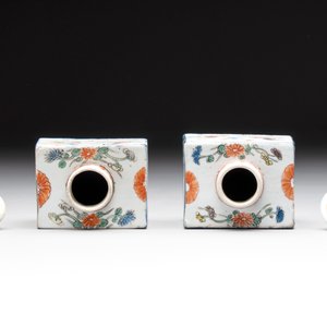 A pair of Chinese famille verte rectangular tea caddies and covers with fighting roosters, Kangxi — photo 5