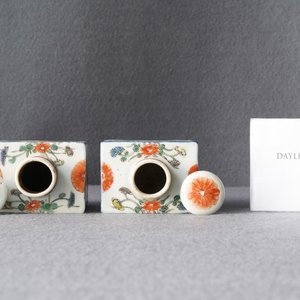 A pair of Chinese famille verte 'rooster' tea caddies and covers, Kangxi — 照片 10